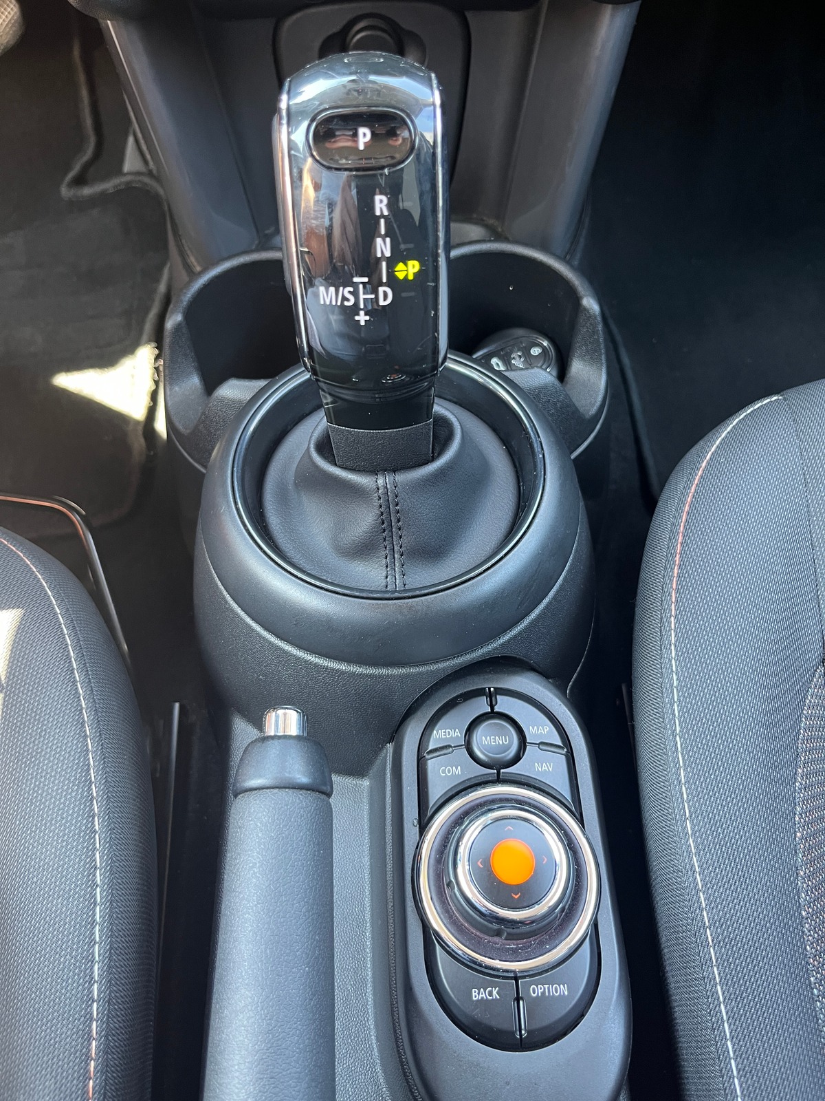 Mini Mini 136ch, BVA, SUIVI MINI, CARPLAY, RADAR AVANT ET ARRIERE, LIMITEUR, SIEGES CHAUFFANT