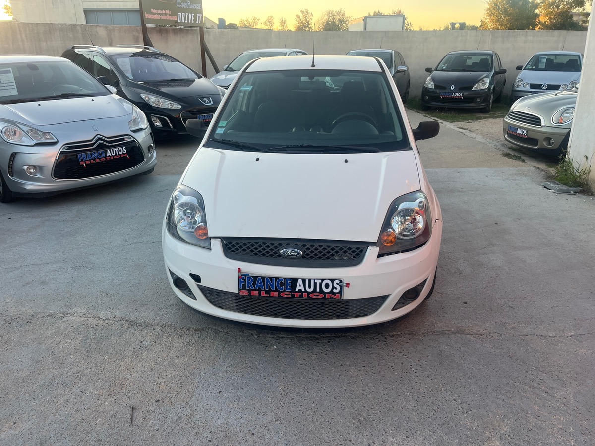 Ford Fiesta 1.3  70 chevaux essence  tres faible kilometrage P