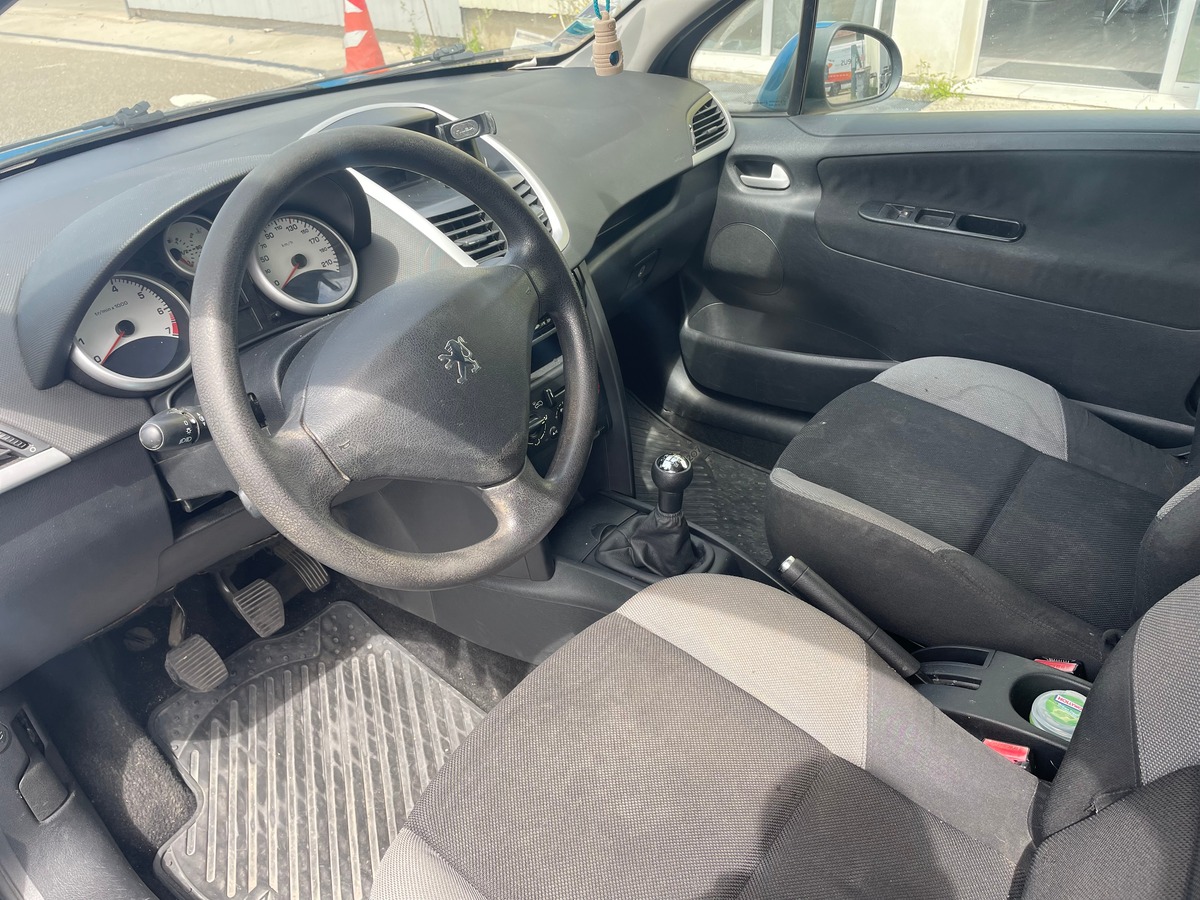 Peugeot 207 1.4 90 CV IDEAL JEUNE PERMIS - CLIMATISATION - POSTE BLUETOOTH - REGULATEUR DE VITESSE