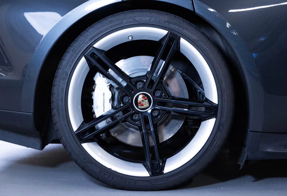 Porsche Taycan Turbo 680ch Performance Battery+ Ecran Passager/360/Bose/Inno/Keyless/Roues AR direc.