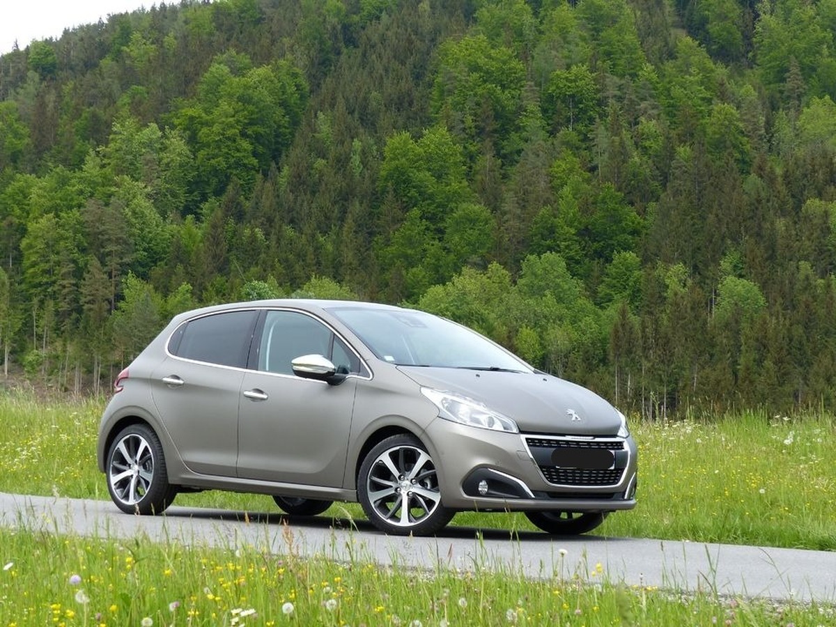 Peugeot 208 ALLURE ,5 PORTES,1.2, 82 CHEVAUX ,58000 KMS, 1 ERE MAIN, clim, garantie 12  mois