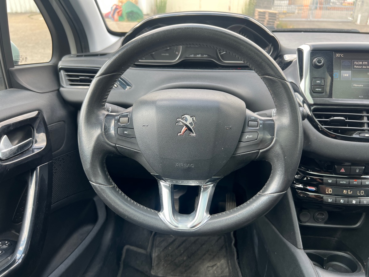 Peugeot 208 100 Cv BlueHDI STYLE, SUIVI COMPLET, TOIT PANORAMIQUE, SIEGES CHAUFFANTS