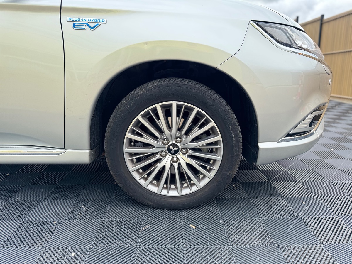 Mitsubishi Outlander PHEV 2.4l Twin Motor 225CH 4WD - ELIGIBLE TOUT CATÉGORIE UBER - CUIR