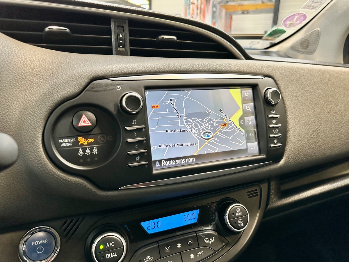 Toyota Yaris III (2) Hybrid 100H Dynamic 5P BVA