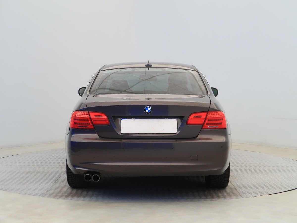 Bmw Série 3 BMW 330i xDrive Coupé 2011 – Performance et Luxe