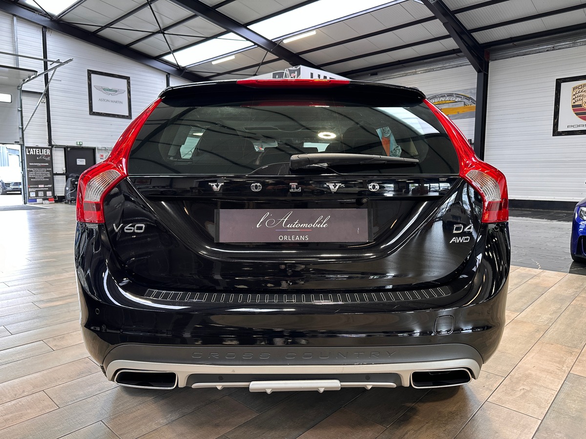 Volvo V60 Cross Country D4 2.4 190 cv AWD Summum Geartronic + Attelage + Barres de toit