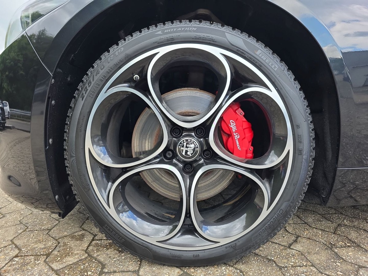 Alfa Romeo Giulia 2.0T 280ch Competizione Q4 AT8 Toit ouvrant Harman-Kardon