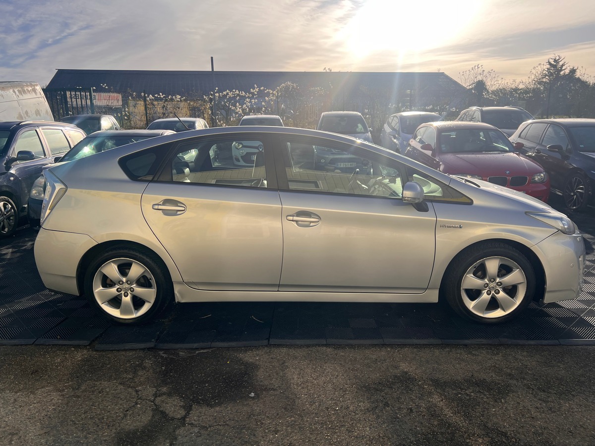 Toyota Prius III 1.8 136 Hybrid 99 cv Boîte auto - CAMERA DE RECUL - SIEGES CHAUFFANT