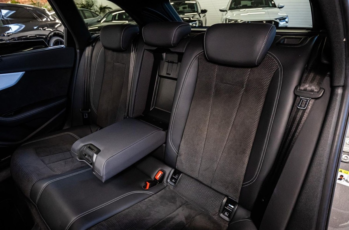 Audi A4 Avant V 40 TDI 204ch S line quattro S tronic 7 Bang&Olufsen Toit ouvrant Attelage
