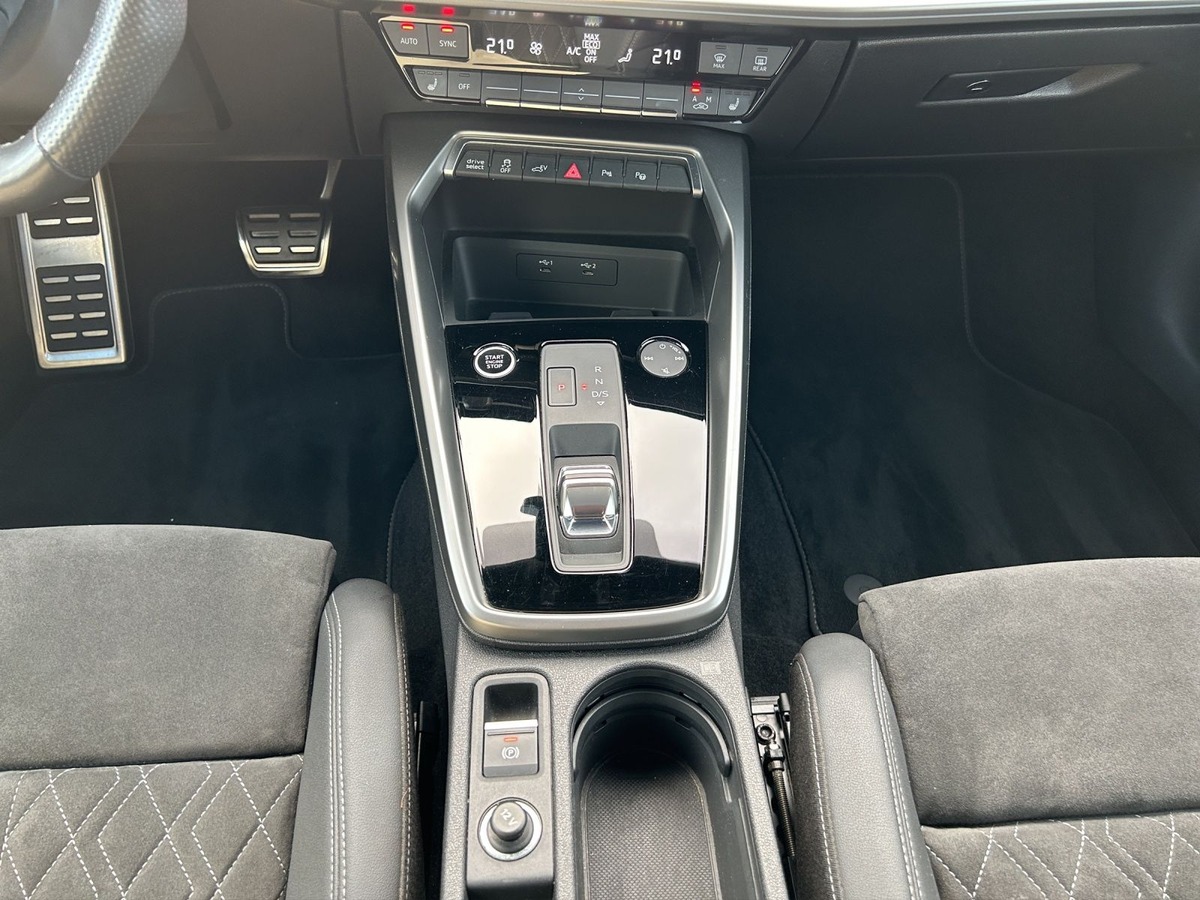 Audi A3 Sportback IV 40 TFSI e 204ch S tronic 6 / Bang & Olufsen / hayon électrique / volant méplat