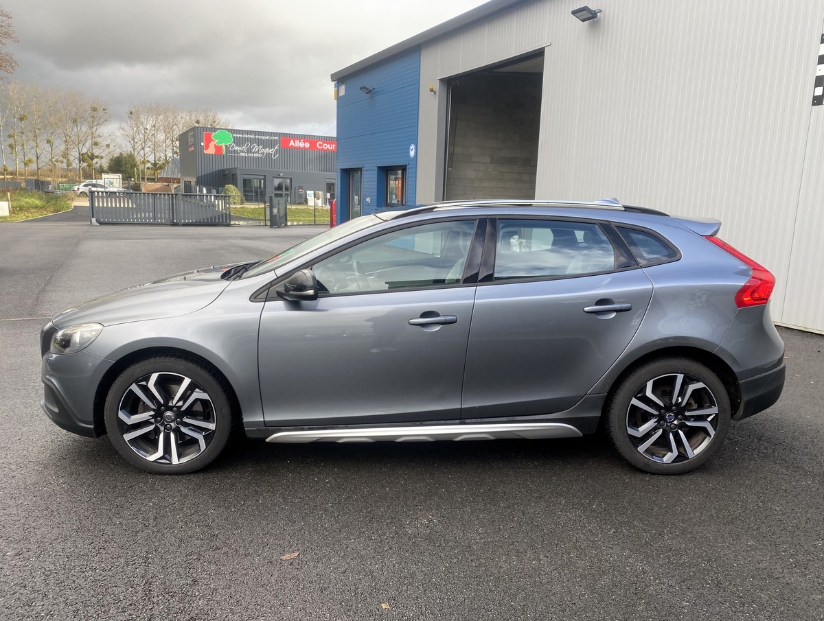 Volvo V40 Cross Country (2) 1.5 T3 152 CH R-DESIGN GEARTRONIC 6