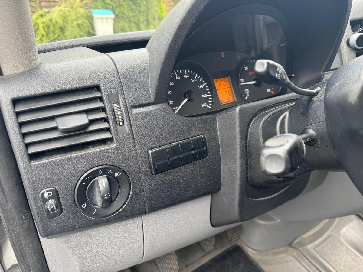Mercedes-Benz Sprinter 906.613 210CDI 2.2 Fourgon moyen tôlé 3.0T 95 cv