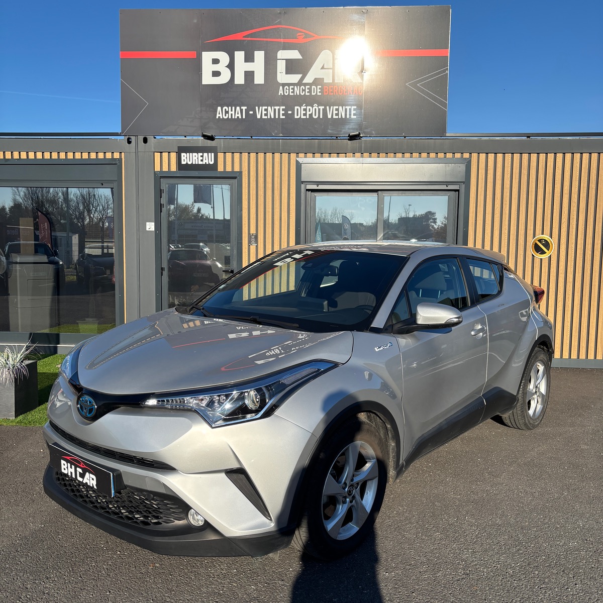 Image: Toyota C-HR 122h Dynamic 2WD E-CVT RC18