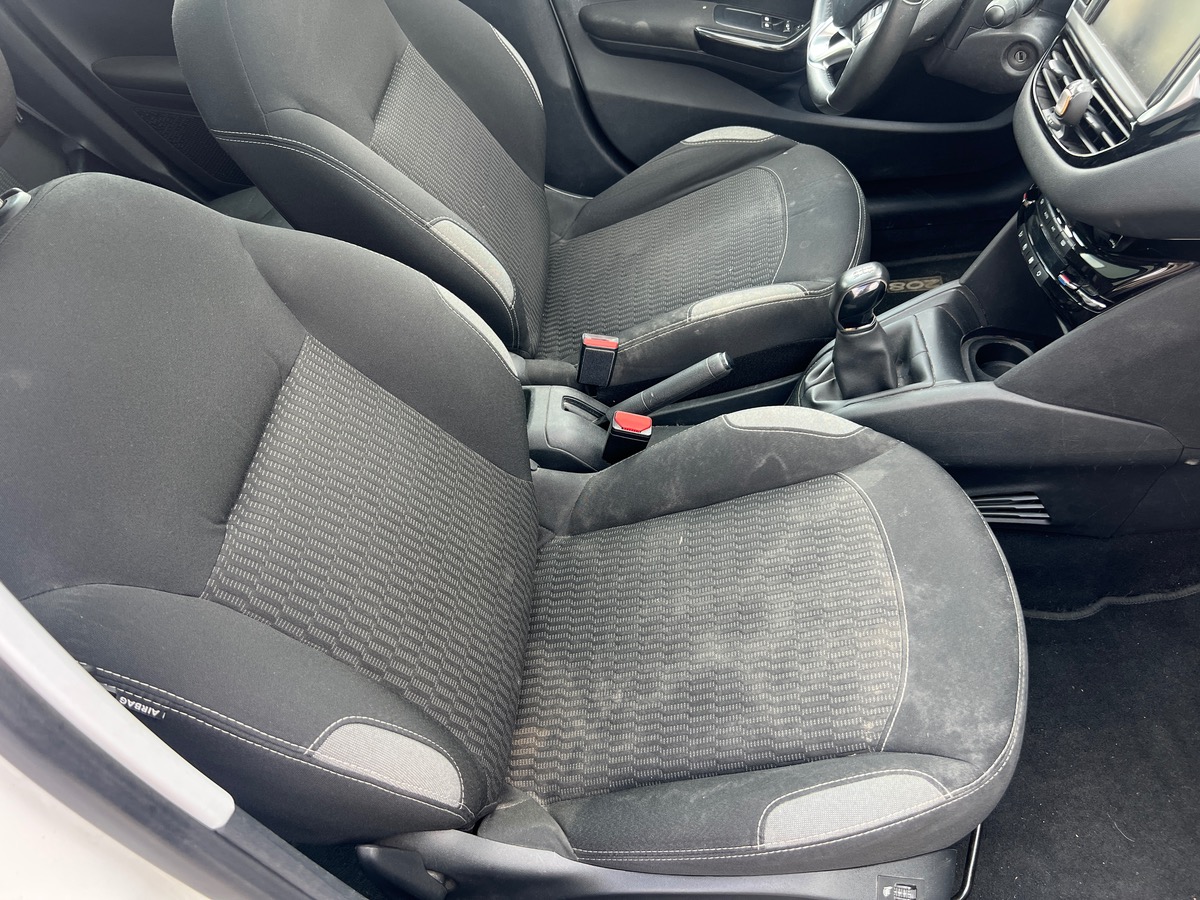 Peugeot 208 100 Cv BlueHDI STYLE, SUIVI COMPLET, TOIT PANORAMIQUE, SIEGES CHAUFFANTS