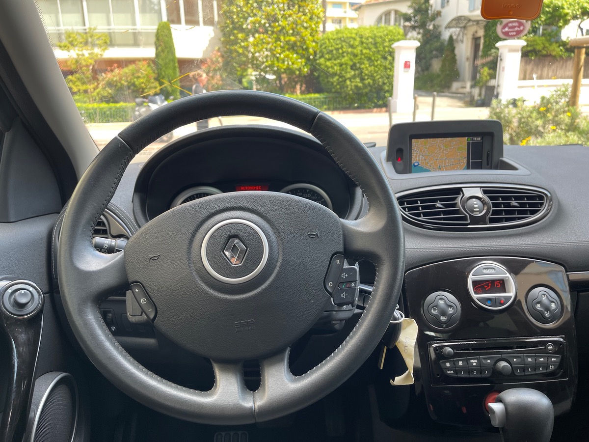 RENAULT Clio 1.6 i 111 cv / Phase 2 / Boîte auto / 5 Portes / Stade De France / GPS/ Clim