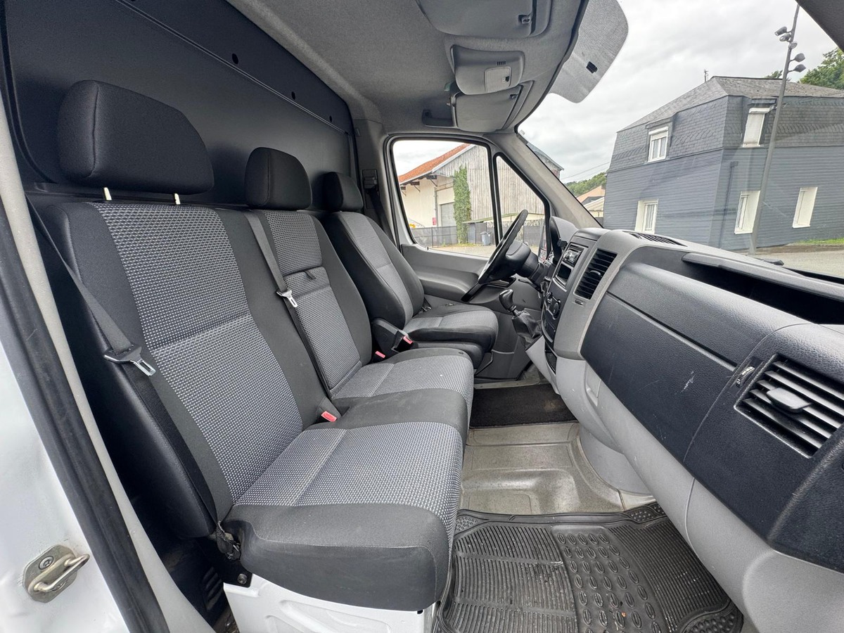 Mercedes-Benz Sprinter 906.613 210CDI 2.2 Fourgon moyen tôlé 3.0T 95 cv