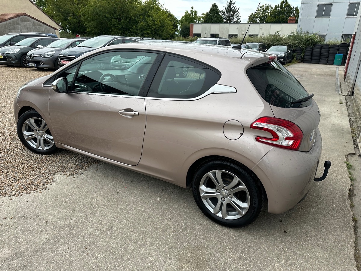 Peugeot 208 ALLURE 1.2 VTI 82CVX GPS