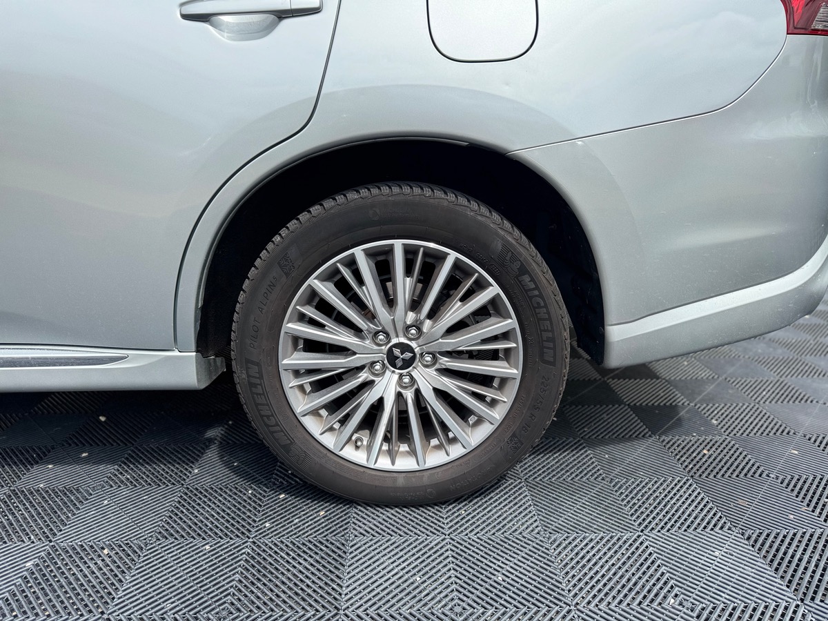 Mitsubishi Outlander PHEV 2.4l Twin Motor 225CH 4WD - ELIGIBLE TOUT CATÉGORIE UBER - CUIR