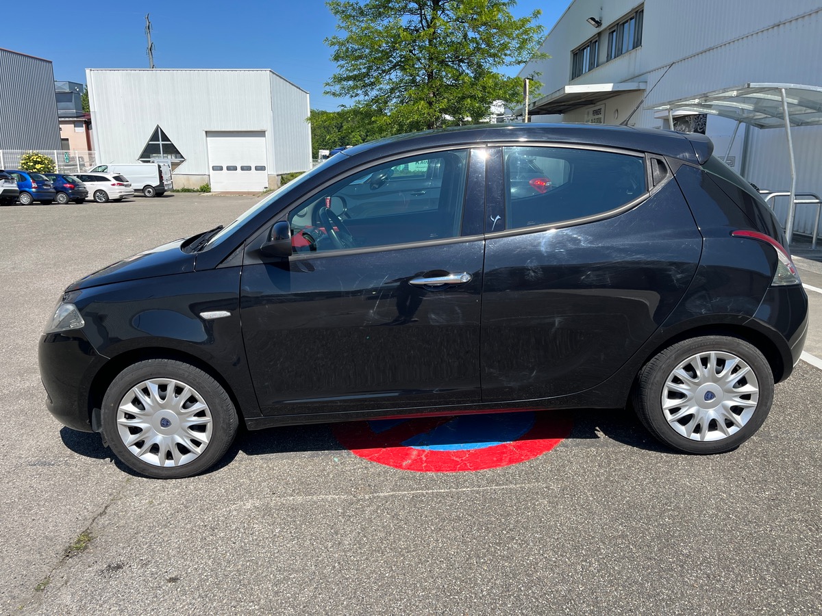 Lancia Ypsilon III 1.3 MULTIJET 95 BLACK&RED 5P