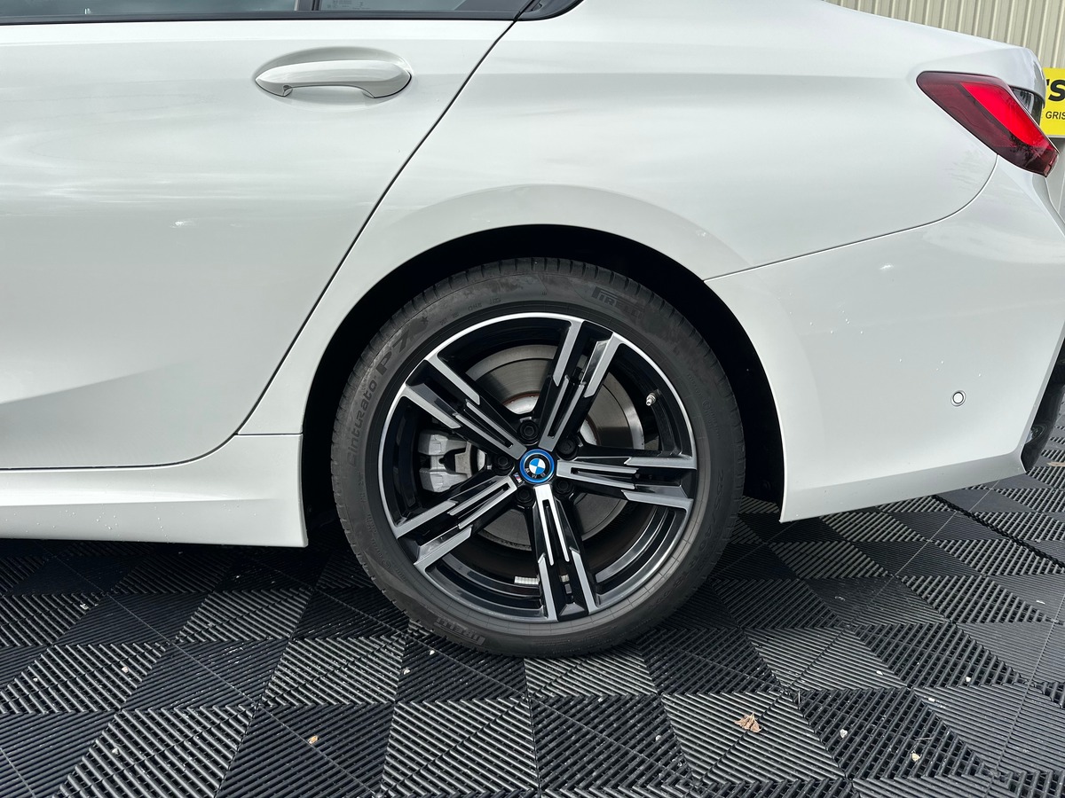 Bmw Série 3 330e xDrive 2.0 292cv PACK M - CAMERA 360 - ATTELAGE - EXTENSION GARANTIE BMW - CARPLAY