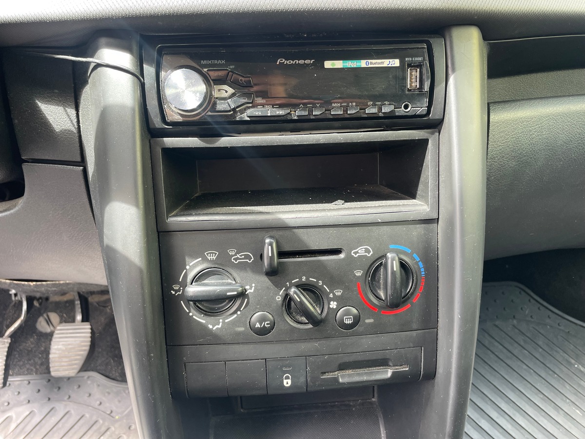 Peugeot 207 1.4 90 CV IDEAL JEUNE PERMIS - CLIMATISATION - POSTE BLUETOOTH - REGULATEUR DE VITESSE