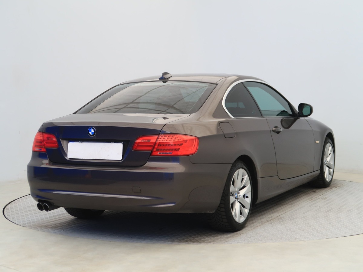 Bmw Série 3 BMW 330i xDrive Coupé 2011 – Performance et Luxe