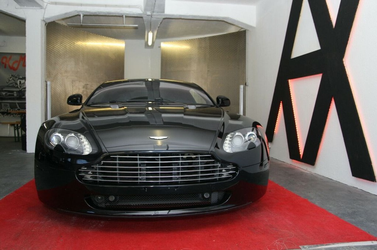 Image illustration Aston Martin V8 Vantage