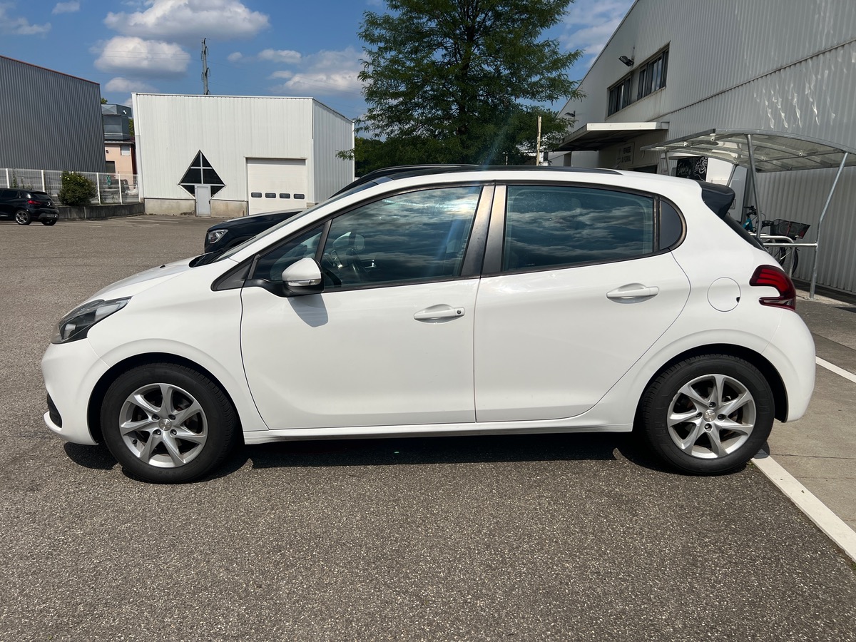 Peugeot 208 100 Cv BlueHDI STYLE, SUIVI COMPLET, TOIT PANORAMIQUE, SIEGES CHAUFFANTS