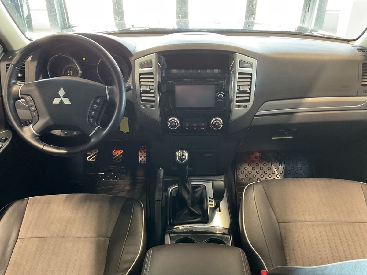 Mitsubishi Pajero 3.2 DI-D Plus AHK Caméra Xénon 7 places .