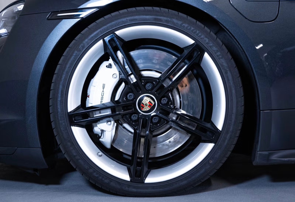 Porsche Taycan Turbo 680ch Performance Battery+ Ecran Passager/360/Bose/Inno/Keyless/Roues AR direc.