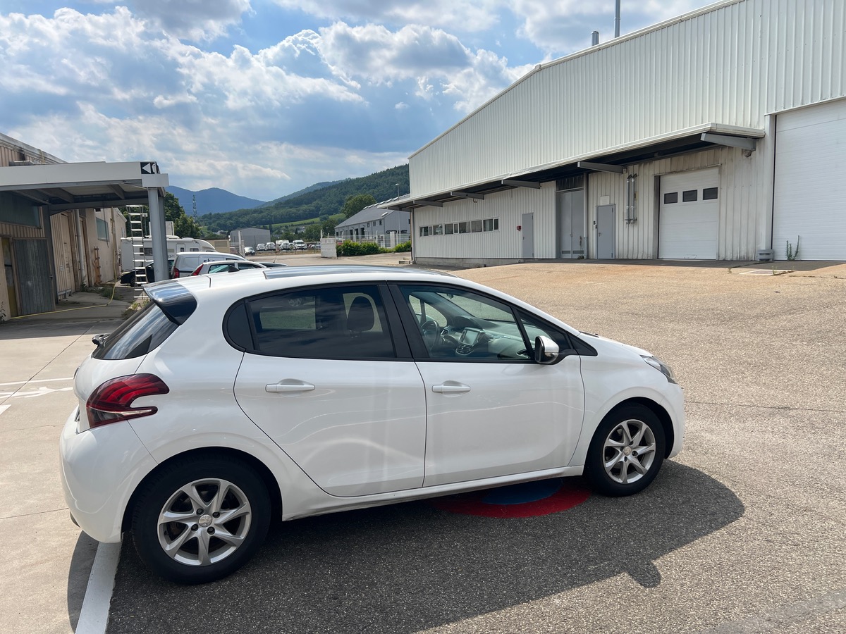 Peugeot 208 100 Cv BlueHDI STYLE, SUIVI COMPLET, TOIT PANORAMIQUE, SIEGES CHAUFFANTS