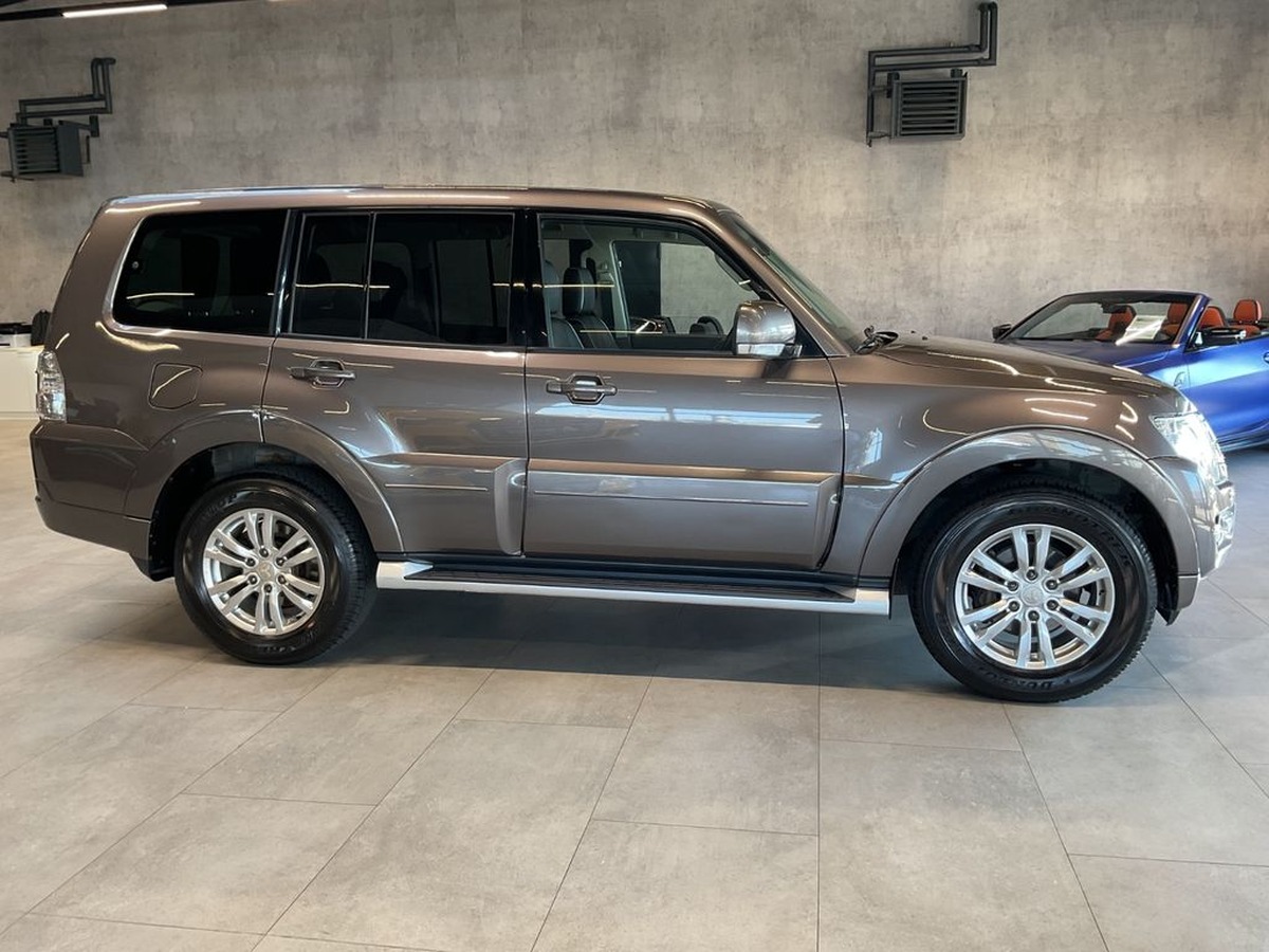 Mitsubishi Pajero 3.2 DI-D Plus AHK Caméra Xénon 7 places .