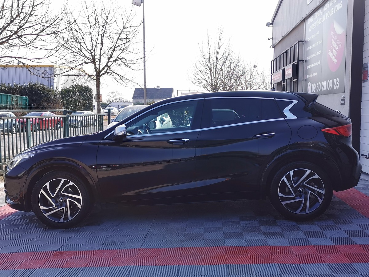 Infiniti Q30 1.6t 122 PREMIUM CITY BLACK CAM 360 g