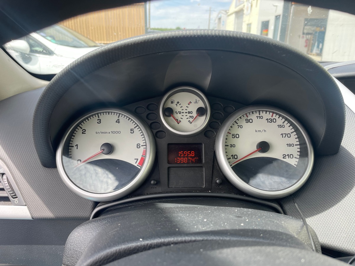 Peugeot 207 1.4 90 CV IDEAL JEUNE PERMIS - CLIMATISATION - POSTE BLUETOOTH - REGULATEUR DE VITESSE