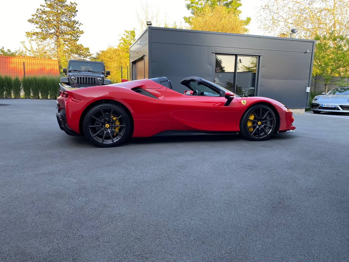 Ferrari SF90 SPIDER / TVA / 1ERE MAIN / 300 KMS