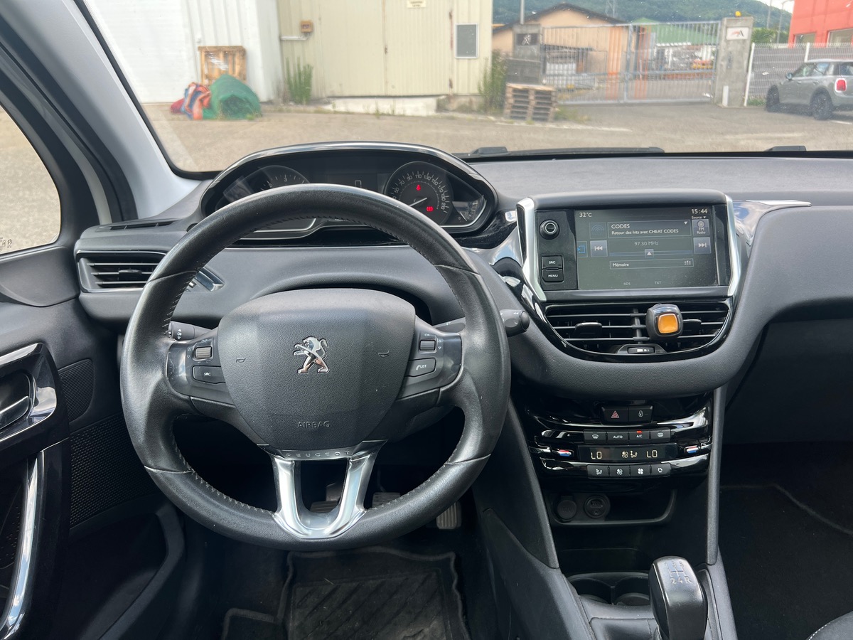 Peugeot 208 100 Cv BlueHDI STYLE, SUIVI COMPLET, TOIT PANORAMIQUE, SIEGES CHAUFFANTS