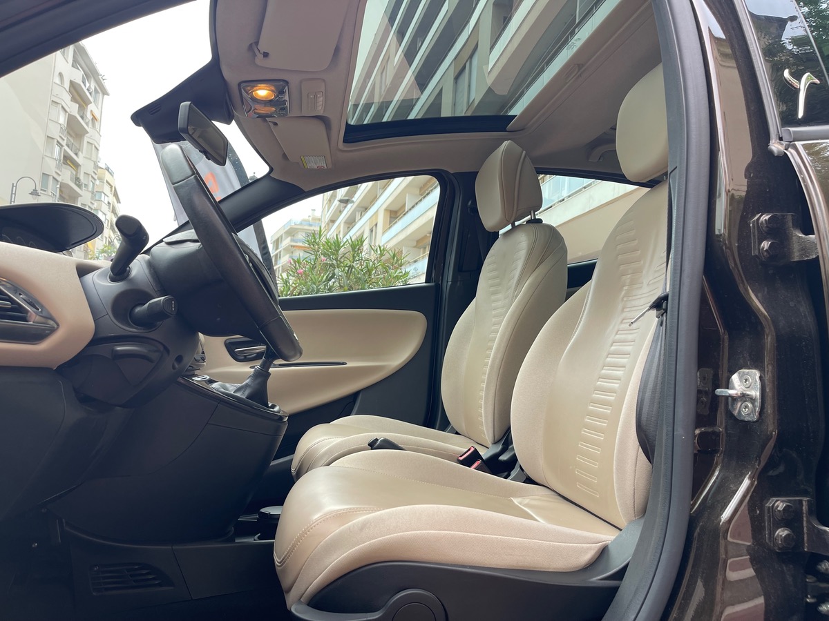 Lancia Ypsilon 85 cv / 1 er Main / Boîte auto / Km Réel / Toit Ouvrant