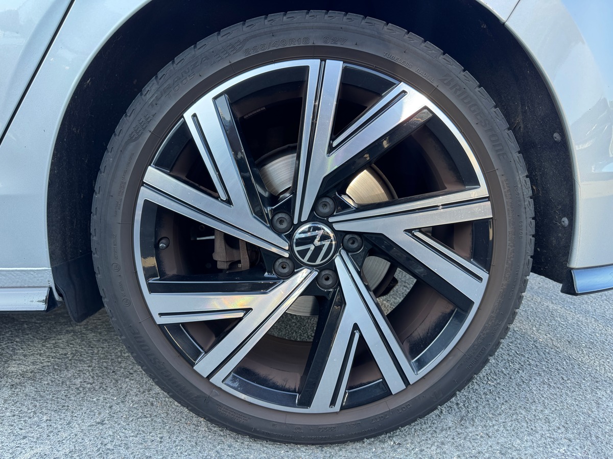 Volkswagen Golf VIII 8 R line 1.5 eTSi DSG7 150 cv - Toit Ouvrant - IQ Light - Full options *