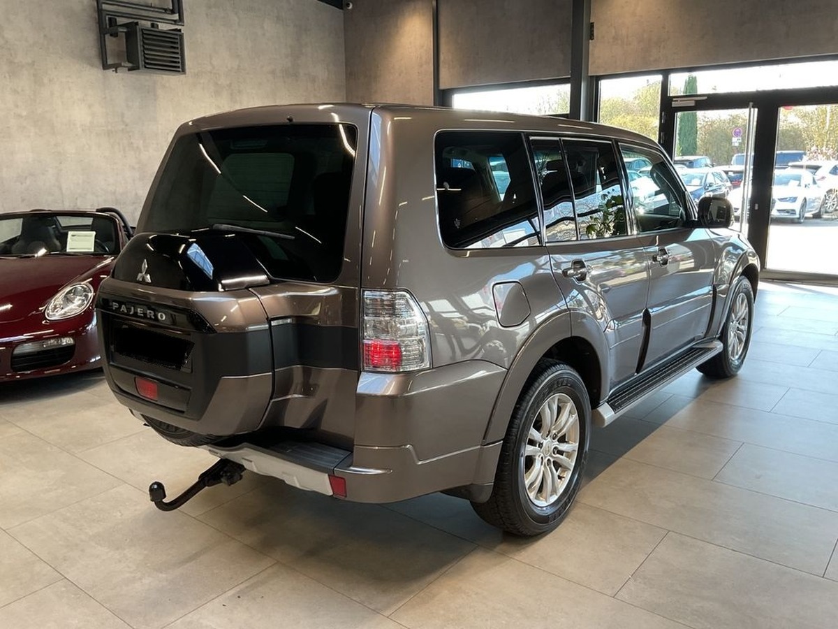 Mitsubishi Pajero 3.2 DI-D Plus AHK Caméra Xénon 7 places .