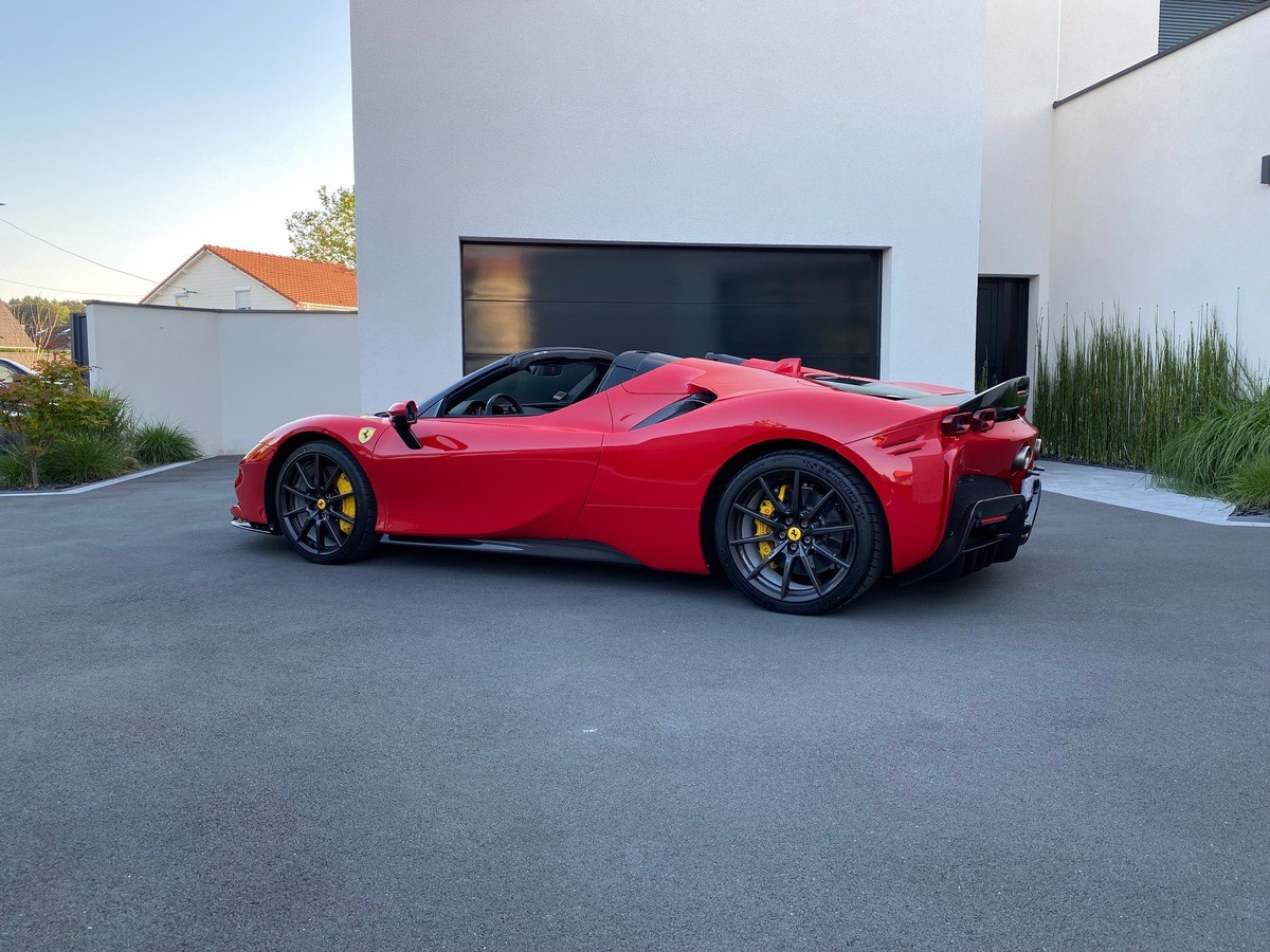 Ferrari SF90 SPIDER / TVA / 1ERE MAIN / 300 KMS
