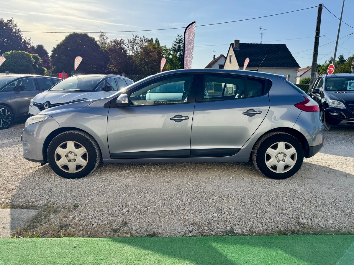 RENAULT Megane III TCE 130 CV EXPRESSION PREMIÈRE MAIN