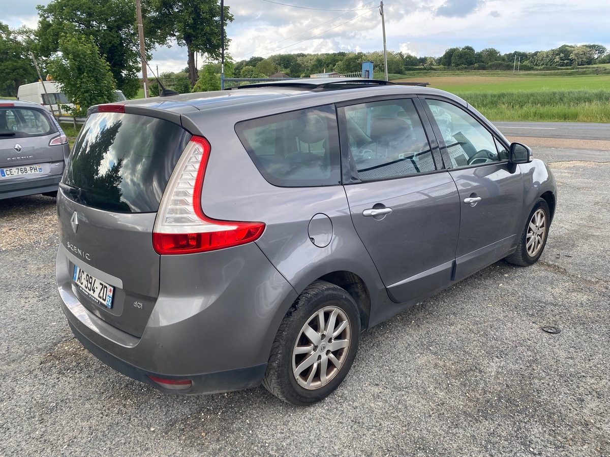 RENAULT Scenic III 3 1.9 dci 130cv 1ere main 200000km toit ouvrant