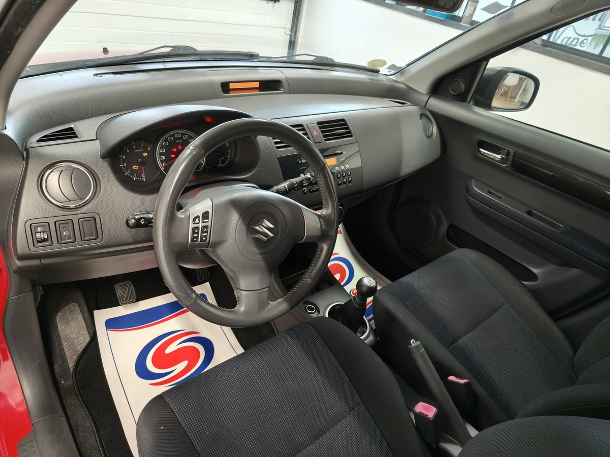 Suzuki Swift III 1.3 16V 93Ch