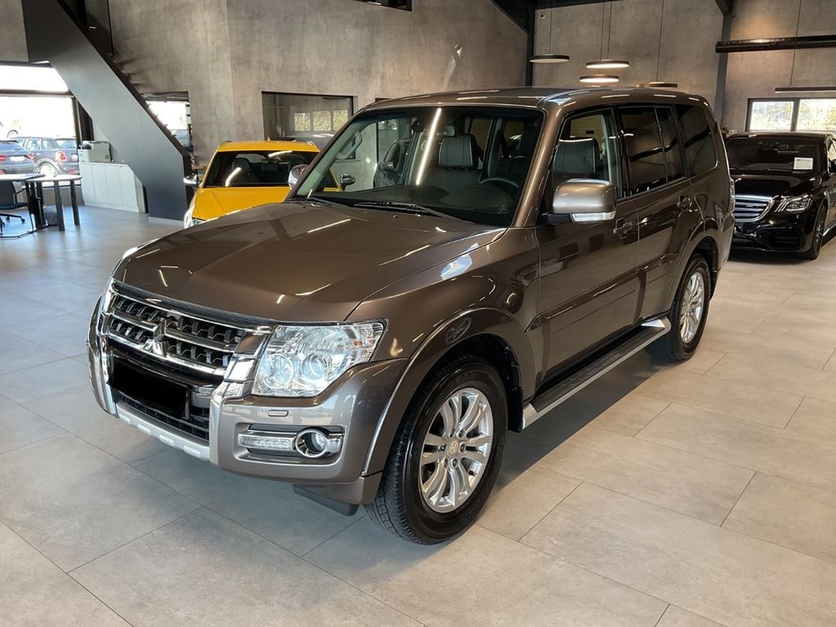 Mitsubishi Pajero 3.2 DI-D Plus AHK Caméra Xénon 7 places .
