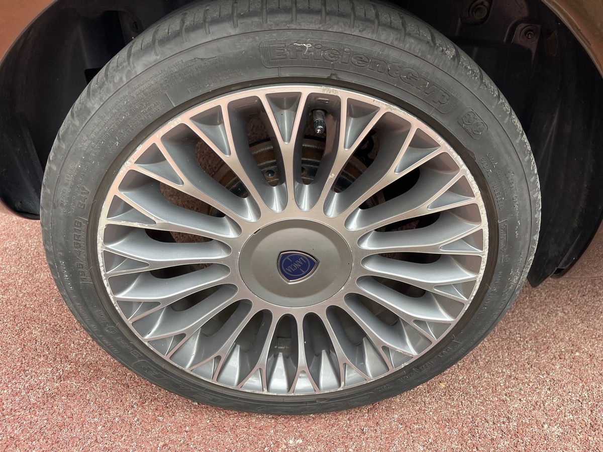 Lancia Ypsilon 85 cv / 1 er Main / Boîte auto / Km Réel / Toit Ouvrant