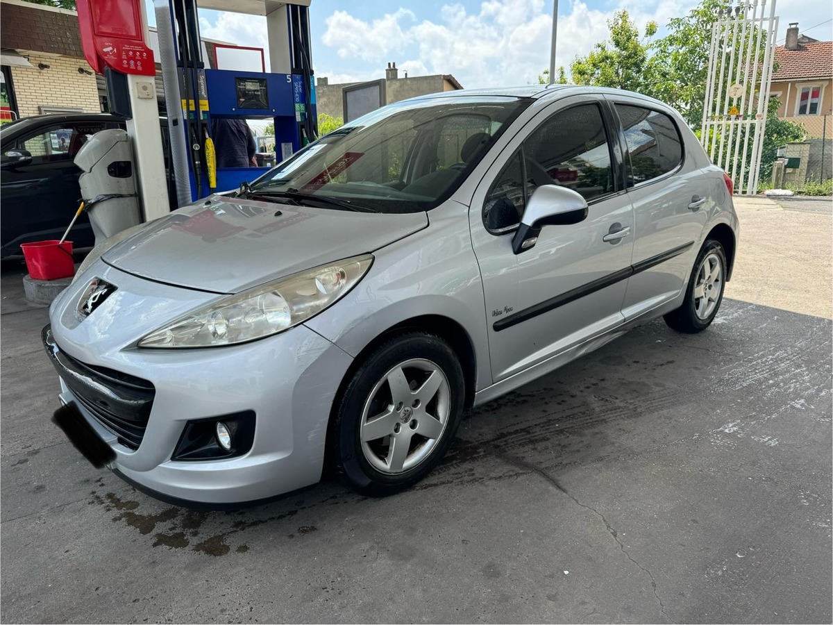 Peugeot 207 1.4 75 PHASE 2 CLIM SUIVI FACTURE TOIT PANO JANTE 