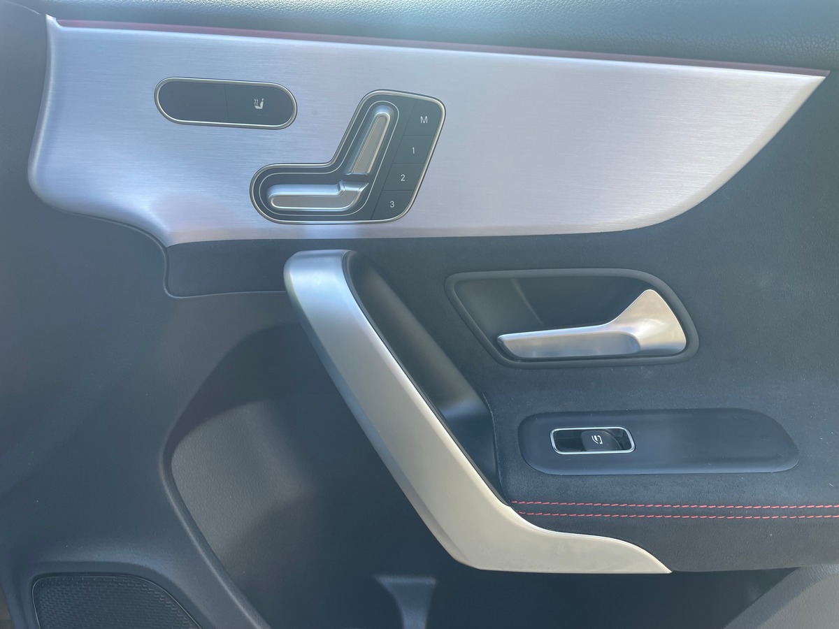 Mercedes-Benz Classe A 200 AMG LINE 163 cv LED AMBIANCE - CARPLAY - TOIT OUVRANT - SIEGE CHAUFFANT