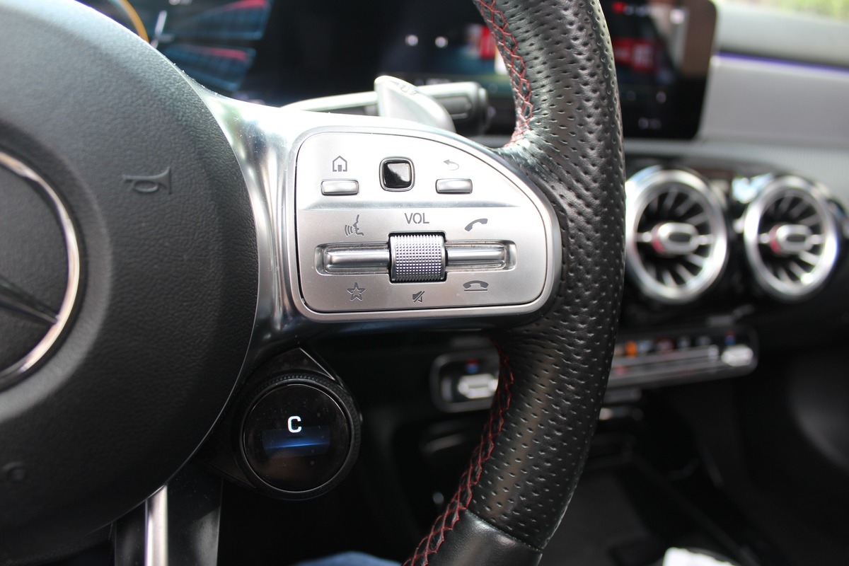 Mercedes-Benz Classe A IV 35 AMG  306 CV 4MATIC 7G-DCT Toit Ouvrant/ Burnmatser / keyless Go....