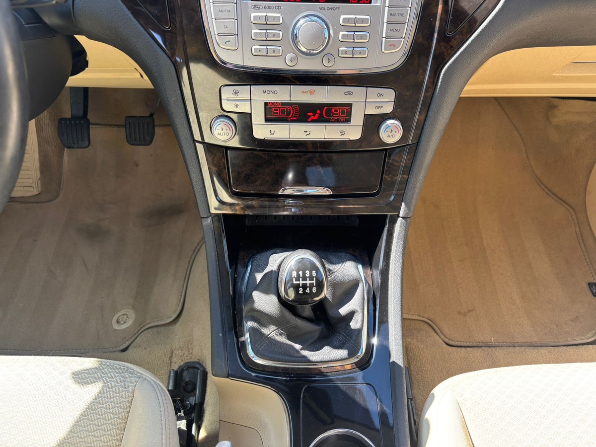 Ford Mondeo 2.0 TDCI GHIA - ATTELAGE- Distribution neuve - Révisé - Garantie