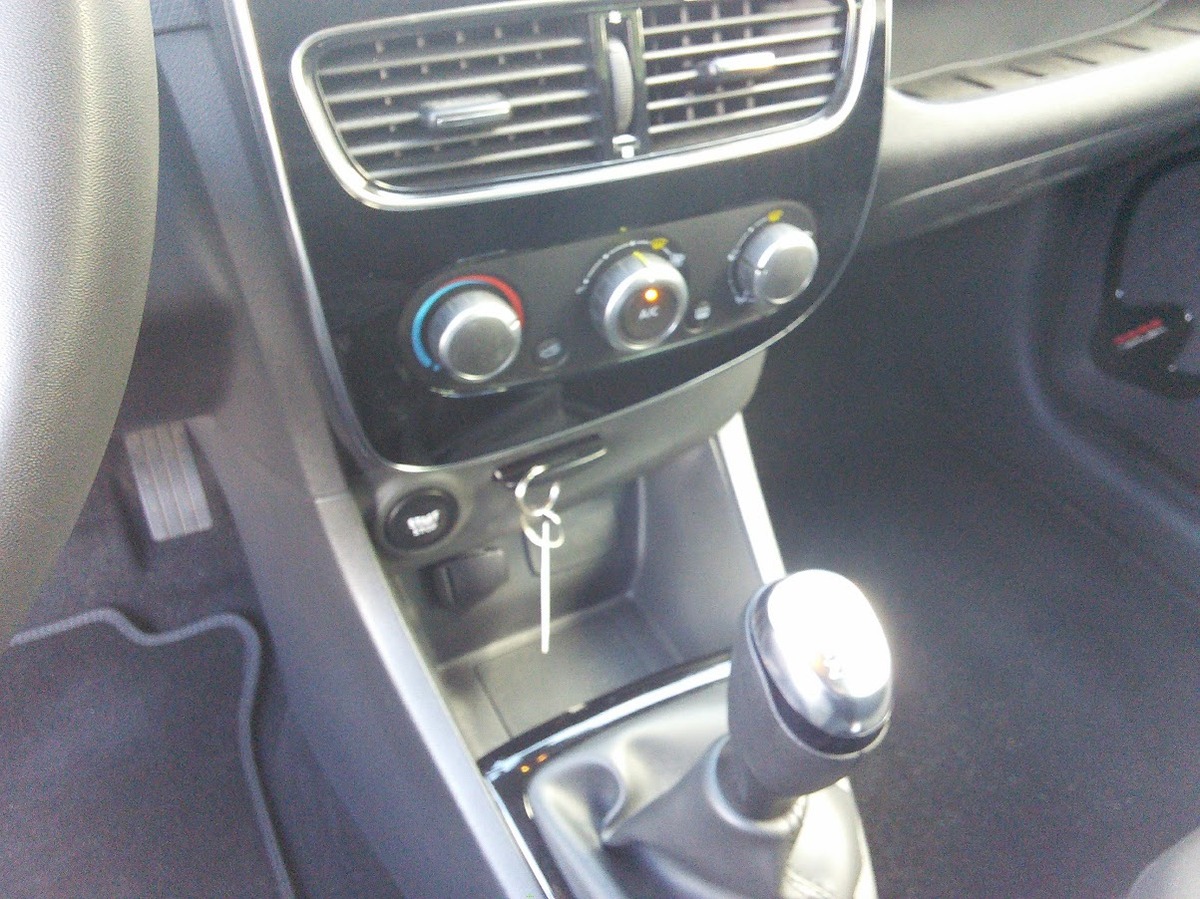 Renault CLIO IV 1.2 75 LIMITED 12895km
